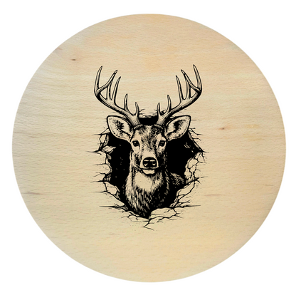 bukowa deska z grawerem jelenia na rustykalnym stole kuchennym wśród wędlin i serów