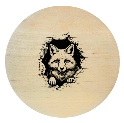 okrągła deska drewniana z grawerem lisa używana do serwowania sera i wina
