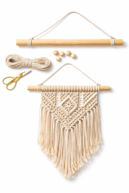 Drewniany kijek do makramy z przykładową dekoracją ścienną – naturalny kij do rękodzieła